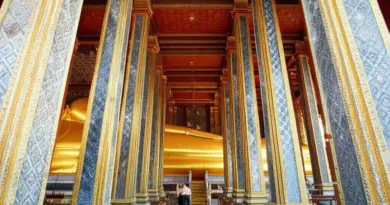 Exploring Key Attractions in Detail: The Emerald Buddha, Royal Halls, Reclining Buddha, Chapel Architecture, and Cultural Etiquette