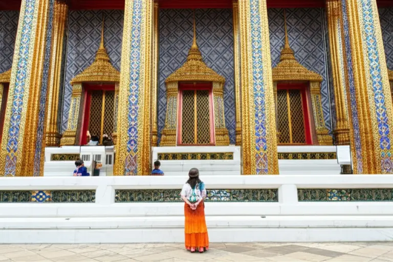 Planning Your Visit: Best Times, Ticketing, Dress Code, Guided Tours, and How to Avoid Crowds at Bangkok’s Top Temples