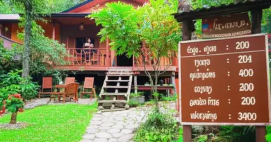 Where to stay and how to book: top homestays, community-run lodging options, price ranges, and reservation tips for Ban Mae Kampong