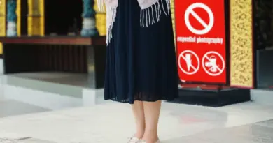 How should you dress and prepare before entering a temple (clothing, footwear, photography rules)?