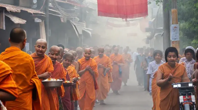Join morning alms-giving in Chiang Rai with the local community: Complete guide for first-timers and cultural respect