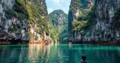 Top kayaking routes and day-by-day itineraries among limestone karsts, hidden lagoons, and photo-worthy spots