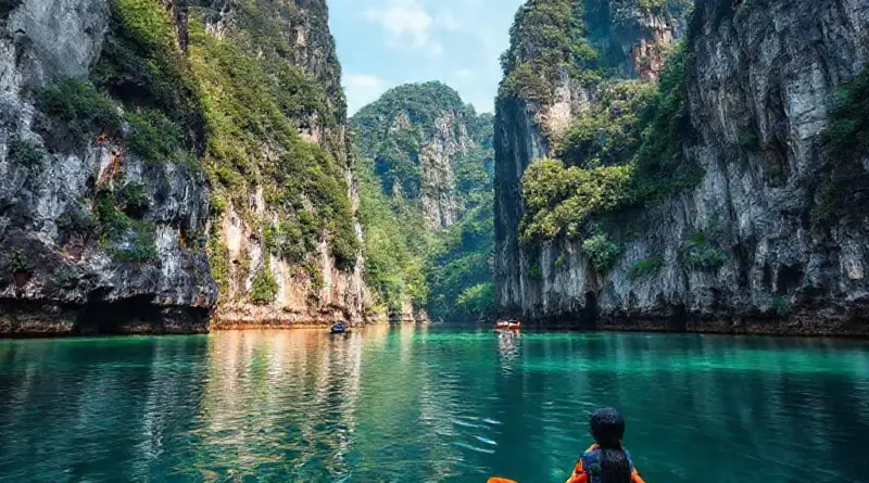 Top kayaking routes and day-by-day itineraries among limestone karsts, hidden lagoons, and photo-worthy spots
