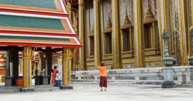 What are Thai temples like and why is proper etiquette important for visitors?