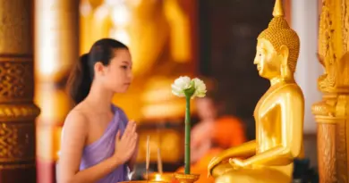 What respectful behaviors and rituals should you follow inside a temple (prostration, offering, noise, monk interactions)?