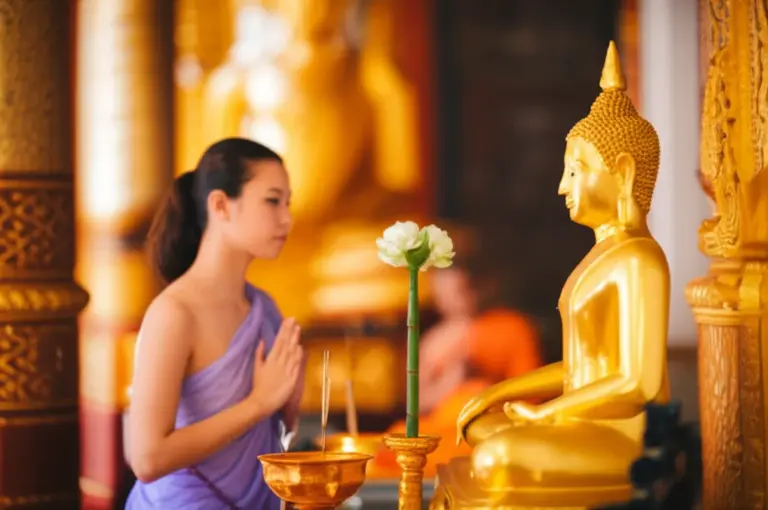 What respectful behaviors and rituals should you follow inside a temple (prostration, offering, noise, monk interactions)?
