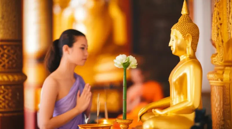 What respectful behaviors and rituals should you follow inside a temple (prostration, offering, noise, monk interactions)?