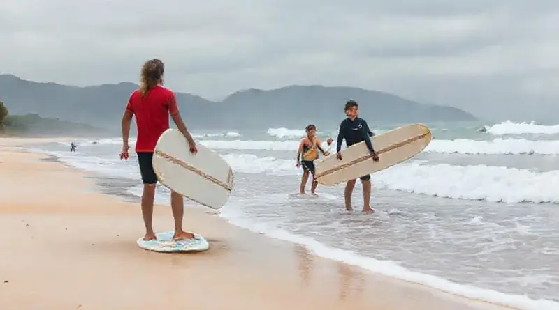 Why choose Khao Lak for beginner surfing in the monsoon season: conditions, crowd levels, and timing for learners